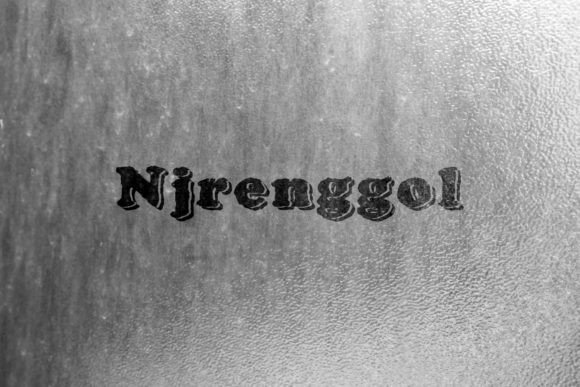 Njrenggol: A Commanding Script Font for Editorial Design